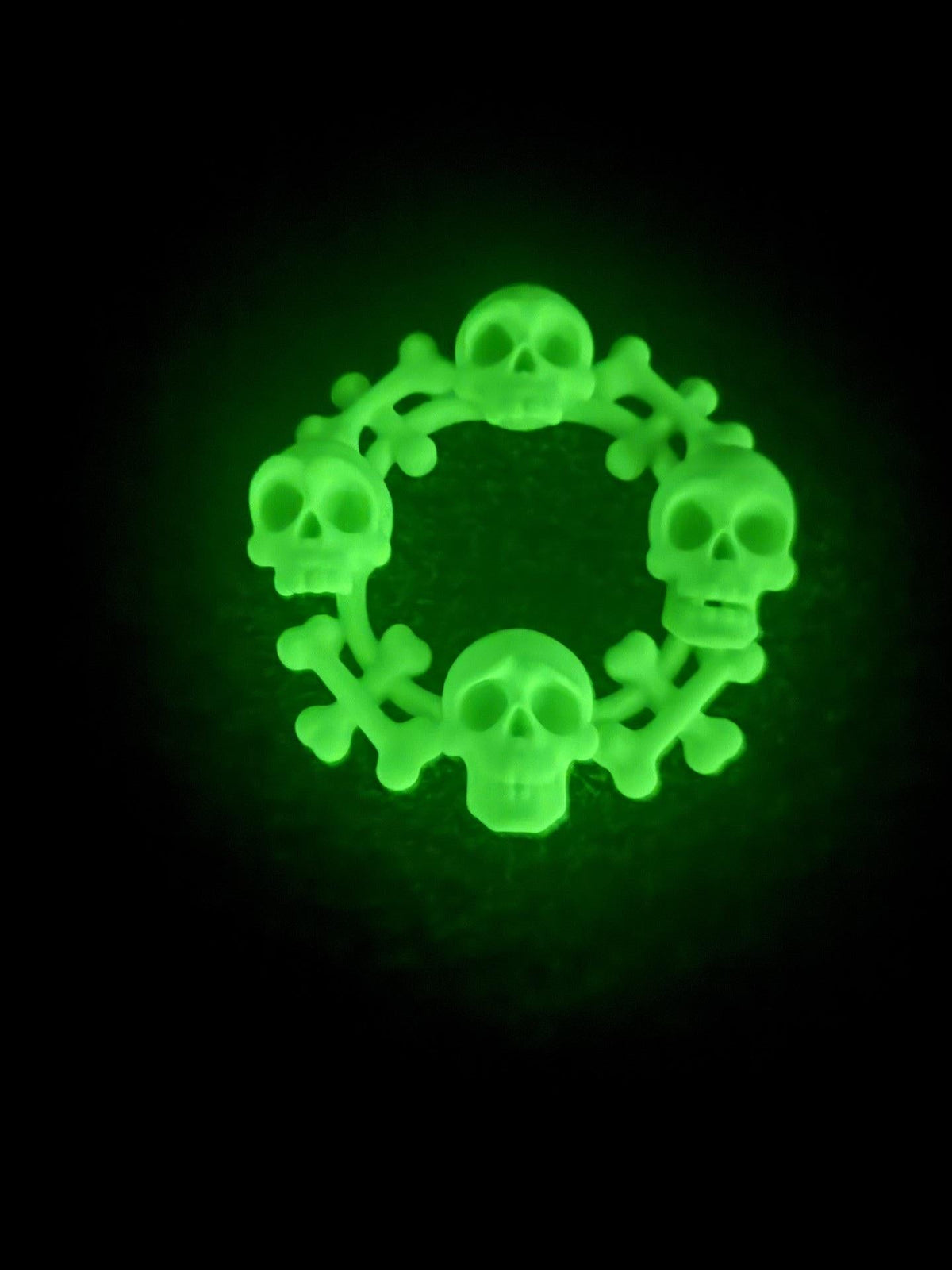 Glow in the dark skull wreath - GeeRay Studio